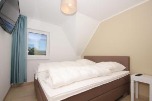 Postel nebo postele na pokoji v ubytování strandnahe FeWo mit Balkon, gratis Nutzung vom AHOI Erlebnisbad und Sauna in Sellin - Rex Rugia FeWo 13-5