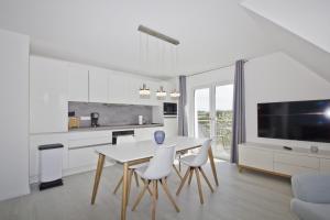 Η κουζίνα ή μικρή κουζίνα στο Ferienwohnung mit Meerblick, Balkon und Garten - Haus Inselblick FeWo MEERluft +11 φωτογραφίες