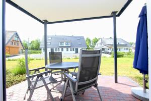 Patio nebo venkovní prostory v ubytování strandnahe FeWo mit Terrasse, gratis Nutzung vom AHOI Erlebnisbad und Sauna in Sellin - Rex Rugia FeWo 14-2
