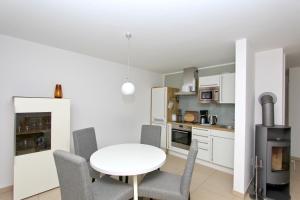 Kuchyň nebo kuchyňský kout v ubytování strandnahe FeWo mit Terrasse, gratis Nutzung vom AHOI Erlebnisbad und Sauna in Sellin - Rex Rugia FeWo 14-2