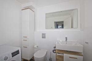 Ένα μπάνιο στο Ferienwohnung mit Meerblick, Balkon und Garten - Haus Inselblick FeWo MEERluft