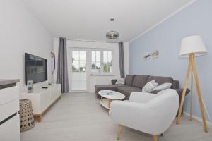 TV a/nebo společenská místnost v ubytování moderne Ferienwohnung mit eigener Terrasse - Haus Inselwind FeWo MEERsand