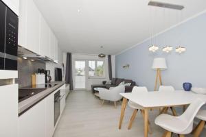 Kuchyň nebo kuchyňský kout v ubytování moderne Ferienwohnung mit eigener Terrasse - Haus Inselwind FeWo MEERsand