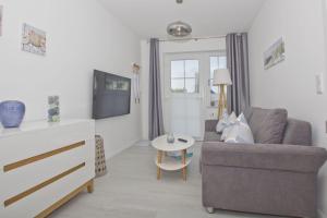 TV a/nebo společenská místnost v ubytování gratis Nutzung vom AHOI Erlebnisbad und Sauna in Sellin - Haus Inselwind FeWo MEERbodden + 12 fotografií