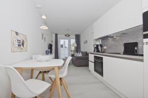 Kuchyň nebo kuchyňský kout v ubytování gratis Nutzung vom AHOI Erlebnisbad und Sauna in Sellin - Haus Inselwind FeWo MEERbodden