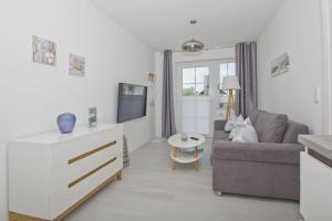 TV a/nebo společenská místnost v ubytování gratis Nutzung vom AHOI Erlebnisbad und Sauna in Sellin - Haus Inselwind FeWo MEERbodden