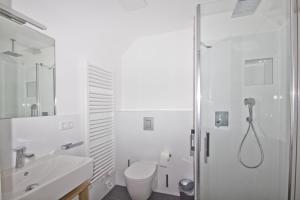 Ένα μπάνιο στο Ferienwohnung mit Balkon und Gartennutzung - Haus Inselwind FeWo MEERurlaub +11 φωτογραφίες