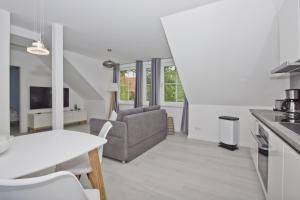 a living room with a couch and a table at gratis Nutzung vom AHOI Erlebnisbad und Sauna in Sellin - Haus Inselwind FeWo MEERwind in Groß Zicker