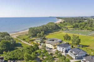 an aerial view of a large house on the beach at strandnah, Balkon, Meerblick, Sauna, gratis Nutzung vom AHOI Erlebnisbad und Sauna in Sellin - Beach House Schotstek in Göhren