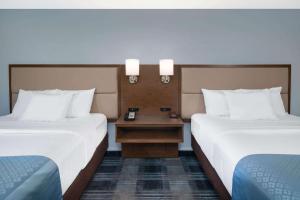 Een bed of bedden in een kamer bij Holiday Inn Express & Suites - Mobile - I-65, an IHG Hotel
