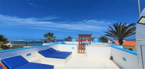 ラ・オリーバにあるVilla Delhi by Privilege Bayの海の景色を望むバルコニー(青い椅子付)