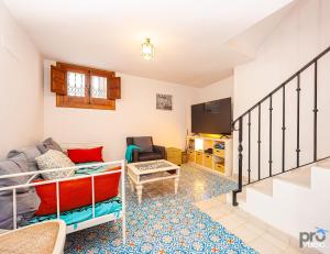 ein Wohnzimmer mit Sofa und Fernseher in der Unterkunft The Blue House in La Herradura