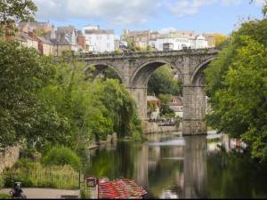 un puente sobre un río con barcos en él en Lilly Pad en Knaresborough