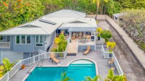 una vista aérea de una casa con piscina en Kahaluu Sunset Hale en Kailua-Kona