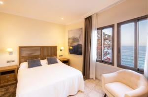 Hotel Cap Roig & Spa by Brava Hoteles客房内的一张或多张床位