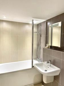 Bathroom sa Luna Beach - Luxury Carbis Bay Apartment With Parking