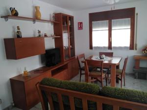 uma sala de estar com uma mesa e uma sala de jantar em Apartamento Rural Casa Paco con Jacuzzi exterior y barbacoa em Aínsa