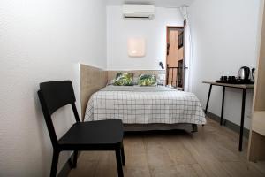 Postel nebo postele na pokoji v ubytování Hostal Castilla II Puerta del Sol