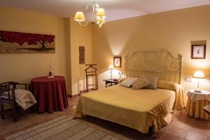 カンガス・デ・モラソにあるCASA CURROVELLO. On the coast of the Vela Peninsula of Morrazo. Pontevedraのベッドルーム1室(大型ベッド1台、赤いテーブル付)