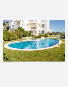 Bazén v ubytovaní Espectacular apartamento en primera línea de playa alebo v jeho blízkosti