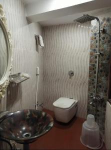 a bathroom with a sink and a toilet at Le Apex in Auroville