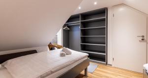 Postel nebo postele na pokoji v ubytování Appartementanlage am Arnumer See
