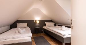 Postel nebo postele na pokoji v ubytování Appartementanlage am Arnumer See