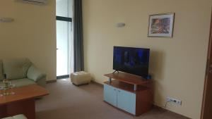TV i/ili multimedijalni sistem u objektu Apartment Golden Sands, Sea view, Beach Front, Private Property