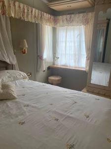 Postel nebo postele na pokoji v ubytování The Monaco