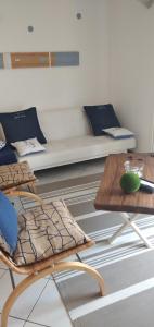 - un salon avec un canapé et une table dans l'établissement Appartamento dei Pini, à Cattolica