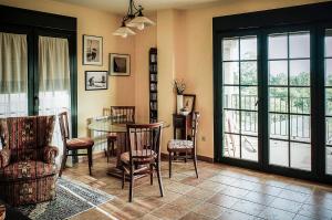 カンガス・デ・モラソにあるCASA CURROVELLO. On the coast of the Vela Peninsula of Morrazo. Pontevedraのテーブルと椅子のあるリビングルーム