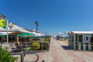 una calle con cafeterías y restaurantes en una playa en Villa Norma en Lido di Jesolo