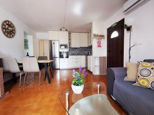 - un salon avec un canapé et une table dans l'établissement Apartment Hibiscus, à Cala Pi