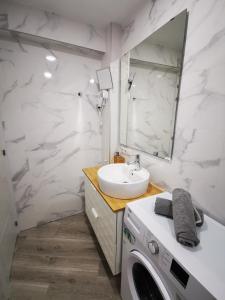 La salle de bains est pourvue d'un lave-linge et d'un lavabo. dans l'établissement Apartment Hibiscus, à Cala Pi