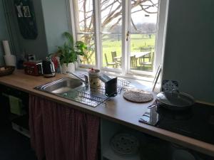 Dapur atau dapur kecil di Beautiful Devon Farmhouse +23 gambar