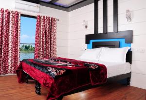 En eller flere senge i et værelse på Vaishnav Tours