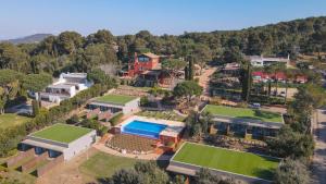 una vista aerea di una villa con piscina di Mas Ses Vinyes - Adults Only a Begur