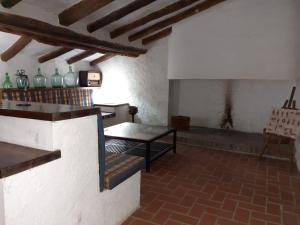 ein Wohnzimmer mit einem Tisch und einem Backsteinboden in der Unterkunft Molí dels Aubins in Cornudella de Montsant