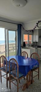 cocina con mesa azul y sillas con vistas en 1ere soleil levant, en Puerto Sagunto