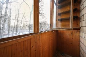 モスクワにあるApartment Hanaka Federativniy 46の雪が積もった窓のある空の部屋