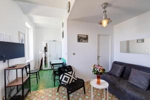 uma sala de estar com um sofá, cadeiras e uma mesa em Cabanon de Malmousque em Marselha