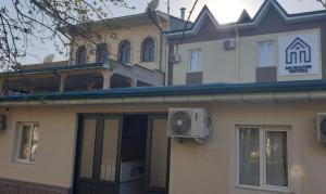 - un bâtiment avec un ventilateur sur le côté dans l'établissement Musafir Hotel, à Tachkent