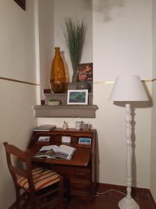 科爾托納的住宿－Typical & Historical, Central apartment，一张桌子,里面配有一盏灯和一把椅子