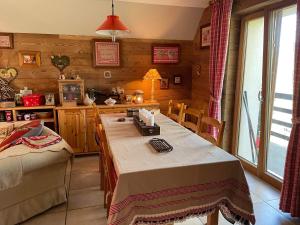 a kitchen with a table in a room at Chalet Le Cerf in Wildersbach