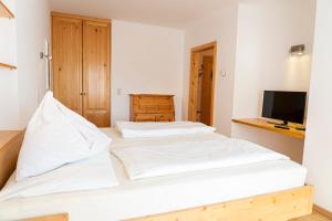 מיטה או מיטות בחדר ב-Gasthof Diewald