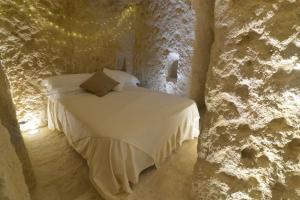 Posteľ alebo postele v izbe v ubytovaní Grotta Gea Luxury Home con Piscina & Spa