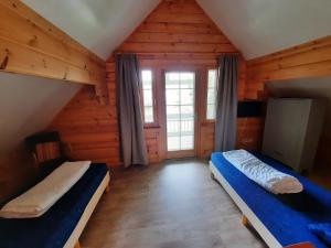 A bed or beds in a room at Holiday Park Dennenbos