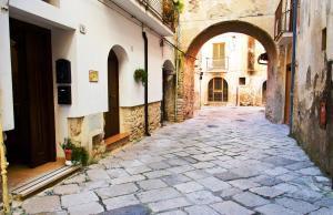 an alley in an old town with an archway at Bed And Breakfast Camere Primavera in Fondi