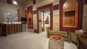 TV a/nebo společenská místnost v ubytování Fort Guesthouse نُزل القلعة