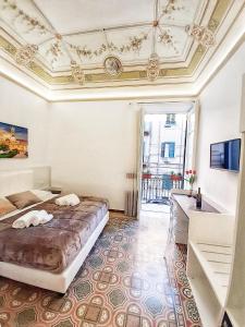 - une chambre avec un lit et un plafond à caissons dans l'établissement Ai Quartieri, à Palerme